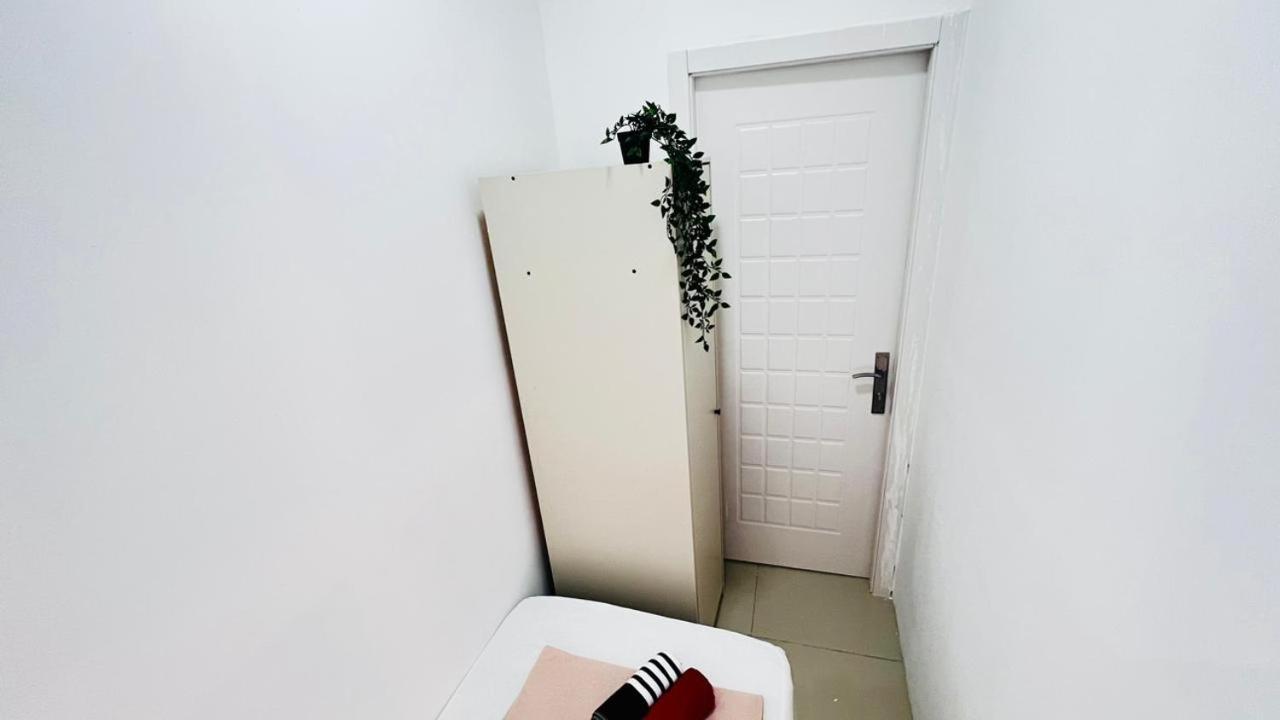 Brand New Private Partition Near Moe Metro Privatunterkunft *